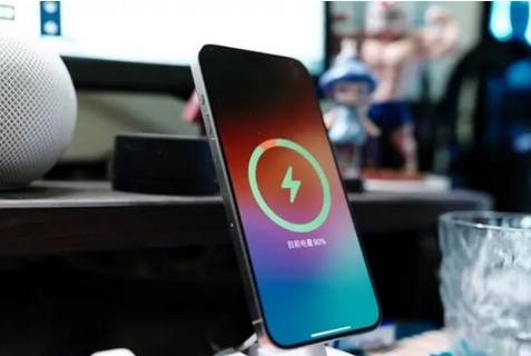 静安苹果15换屏服务分享用什么充电器给iPhone15充电更好 
