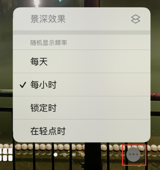 静安苹果手机维修分享iOS 16 小技巧：锁定屏幕支持随机切换指定照片 